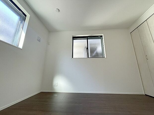 スタイリッシュなデザインと快適な居住性を兼ね備えた洋室。広々とした空間は、自分らしいインテリアを楽しむことができるほか、リラックスした時間を過ごすことができそうです。