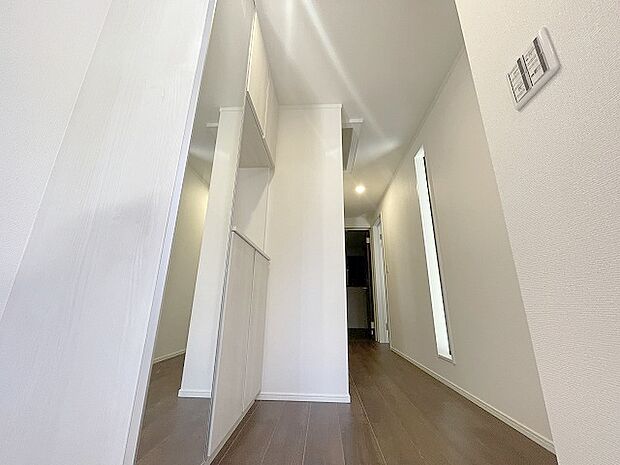 玄関は家の第一印象を左右する重要な場所。ほどよい広さとスタイリッシュな色遣いが印象的です。