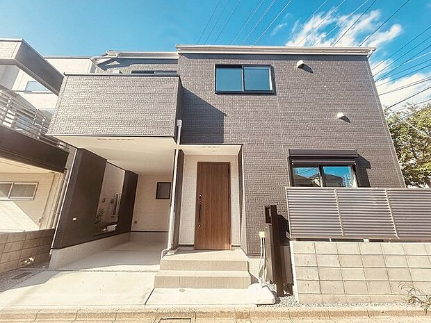 周辺の街並みの中で適度な主張、生活に溶け込むシンプルなデザインの外観が魅力の一戸建です。