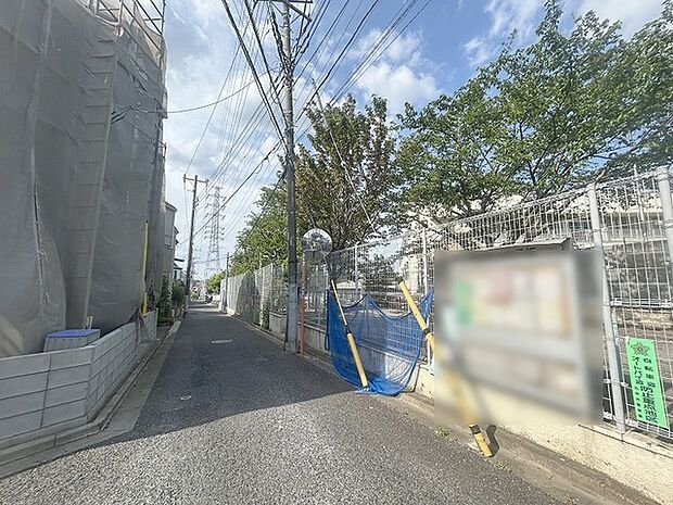 安心して暮らすことのできる住宅街。 住宅地の道路は一般に交通量が少なく車などの騒音が少ないため、住民にとって静かな生活環境が提供されます。