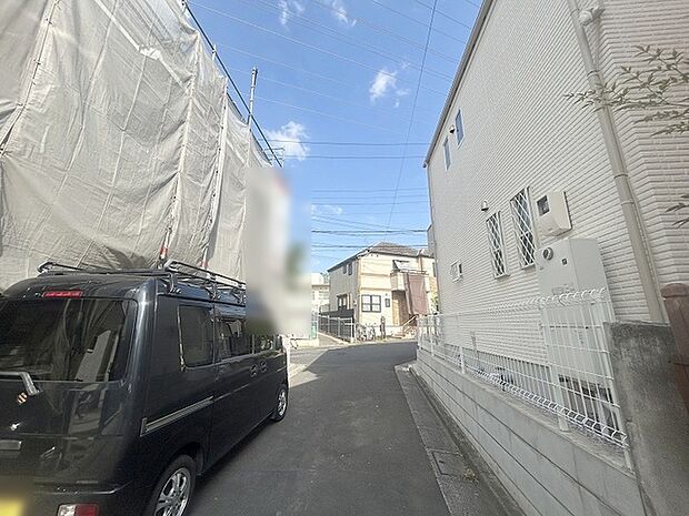 周辺は住宅が建ち並ぶ閑静な住宅街です。