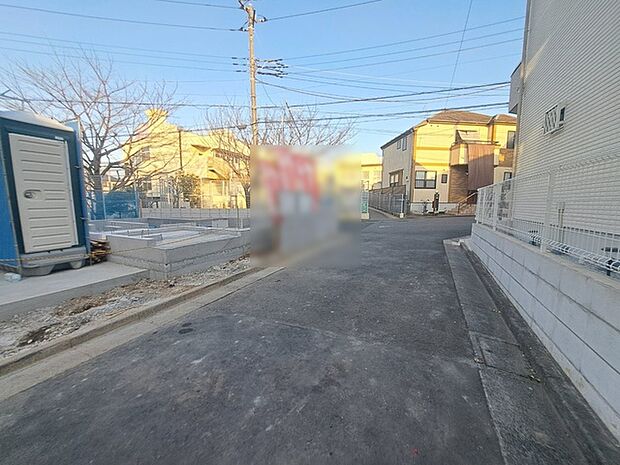 安心して暮らすことのできる住宅街。　住宅地の道路は一般に交通量が少なく車などの騒音が少ないため、住民にとって静かな生活環境が提供されます。 