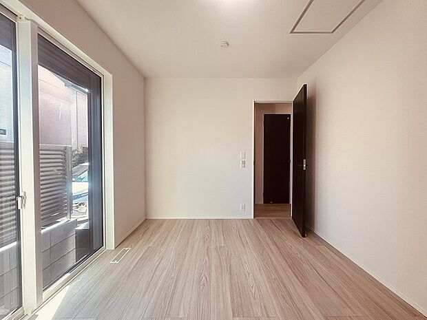 スタイリッシュなデザインと快適な居住性を兼ね備えた洋室。広々とした空間は、自分らしいインテリアを楽しむことができるほか、リラックスした時間を過ごすことができそうです。