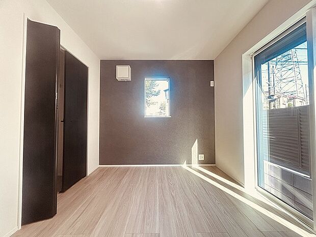 スタイリッシュなデザインと快適な居住性を兼ね備えた洋室。広々とした空間は、自分らしいインテリアを楽しむことができるほか、リラックスした時間を過ごすことができそうです。