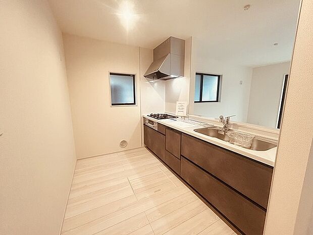 キッチンコンロスペースの近くには、空気の入れ替えが可能な開口部を設置！！ お料理をする際には、換気扇を回しながら匂いが籠らない様に開放してお料理もお楽しみ頂けます。 