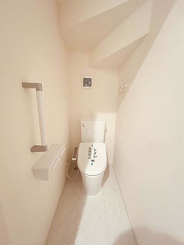 階段下を有効活用したトイレスペース。 便座はもちろんウォシュレット。  