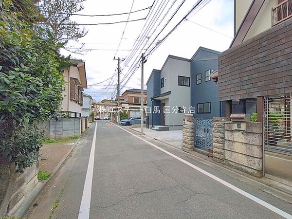 安心して暮らすことのできる住宅街。　住宅地の道路は一般に交通量が少なく車などの騒音が少ないため、住民にとって静かな生活環境が提供されます。