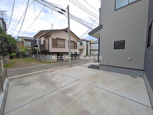 安心して暮らすことのできる住宅街。 住宅地の道路は一般に交通量が少なく車などの騒音が少ないため、住民にとって静かな生活環境が提供されます。