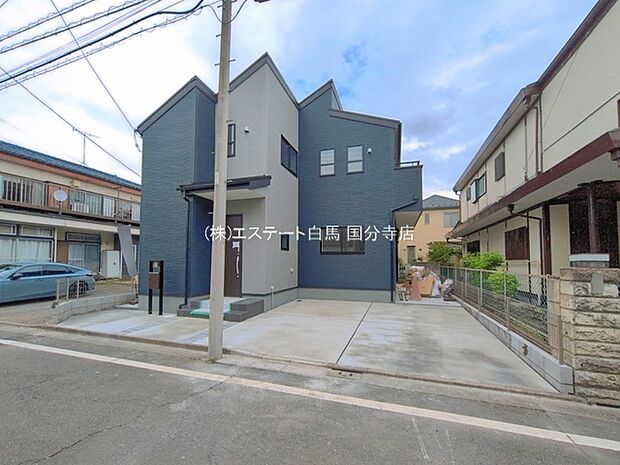 周辺の街並みの中で適度な主張、生活に溶け込むシンプルなデザインの外観が魅力の一戸建です。