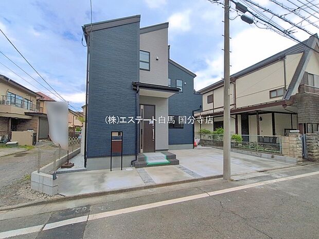 周辺の街並みの中で適度な主張、生活に溶け込むシンプルなデザインの外観が魅力の一戸建です。