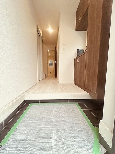 玄関は家の第一印象を左右する重要な場所。ほどよい広さとスタイリッシュな色遣いが印象的です。