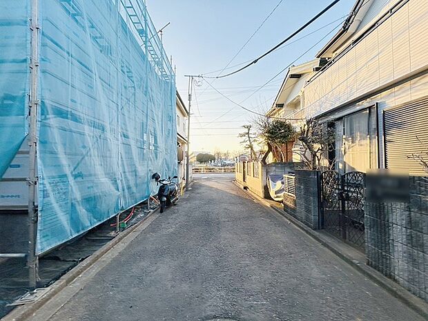 安心して暮らすことのできる住宅街。 住宅地の道路は一般に交通量が少なく車などの騒音が少ないため、住民にとって静かな生活環境が提供されます。