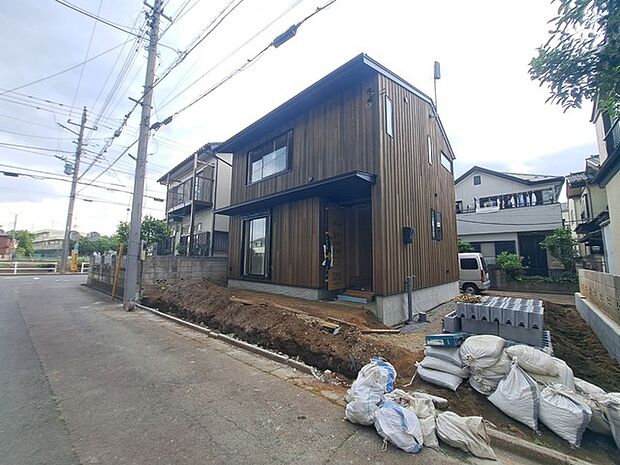 周辺は住宅が建ち並ぶ閑静な住宅街です。