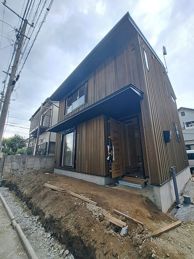 実際に室内をご見学頂くと生活のイメージが広がると思います。家具を置いたイメージや窓からの景色など。周辺で販売に出している物件も一緒にまとめてご見学頂き、比較する事もできます。