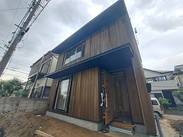 安心して暮らすことのできる住宅街。 住宅地の道路は一般に交通量が少なく車などの騒音が少ないため、住民にとって静かな生活環境が提供されます。