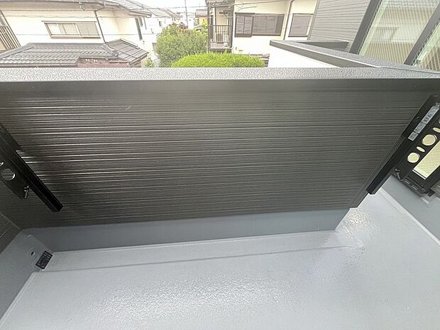 日々の忙しさやストレスから離れ、バルコニーで静かに深呼吸、心が穏やかになります。