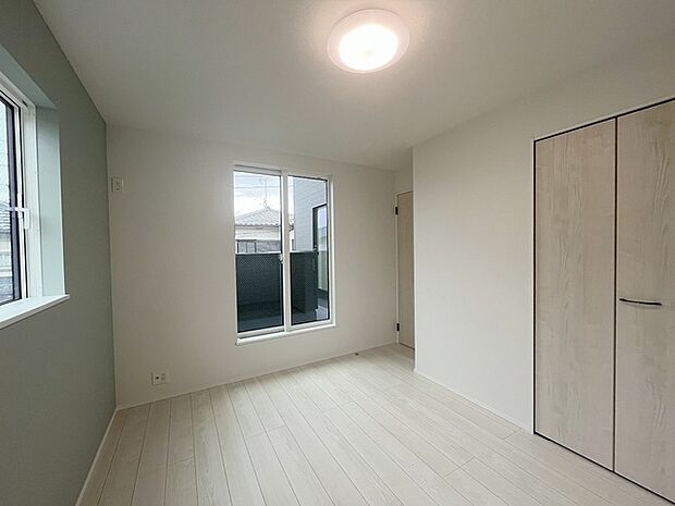 スタイリッシュなデザインと快適な居住性を兼ね備えた洋室。広々とした空間は、自分らしいインテリアを楽しむことができるほか、リラックスした時間を過ごすことができそうです。