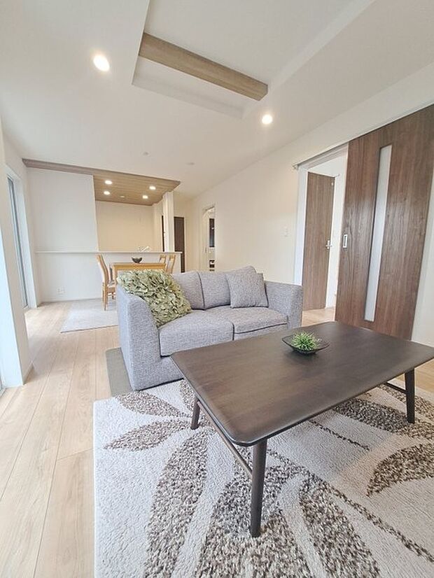 家族が一番集まる場所だから広々としつつも素敵な空間であって欲しい。みんながくつろぐリビングからキッチンまでが一つの空間のように繋がる間取り。