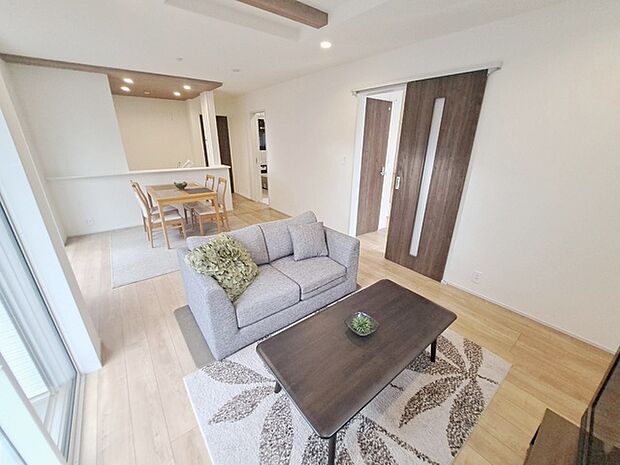 家族の集まるリビングは気持ちの良い自然光が差し込む団欒空間。室内のご見学予約も随時、受付中ですのでお気軽にお問合せください。