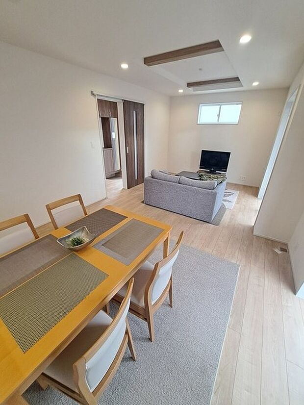 家族が食事するダイニングスペースをキッチンから見渡せる設計に。お料理をしながら家族とのコミュニケーションが増えそうな予感。