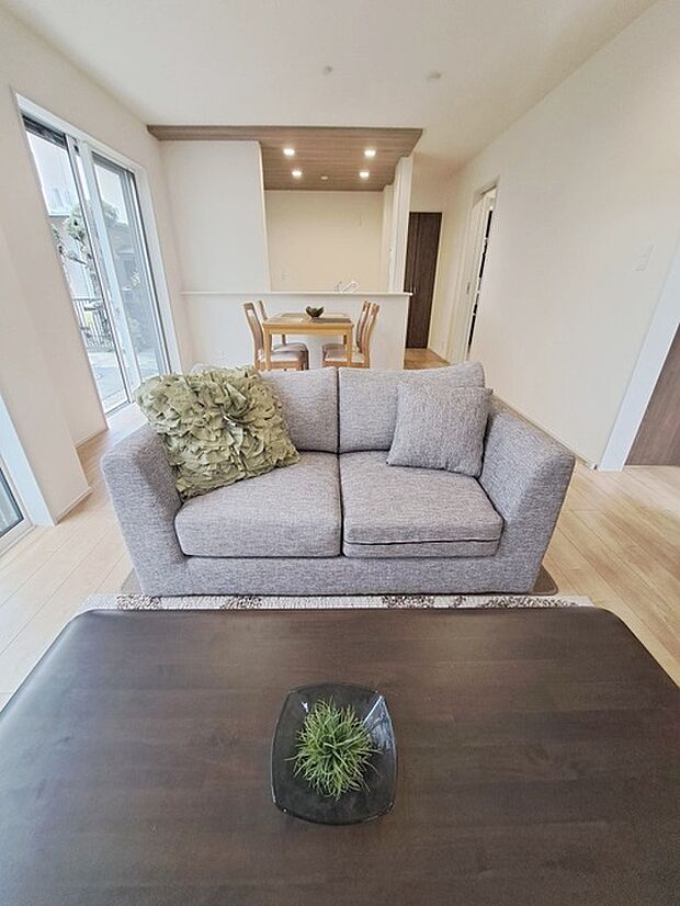 家族が一番集まる場所だから広々としつつも素敵な空間であって欲しい。みんながくつろぐリビングからキッチンまでが一つの空間のように繋がる間取り。