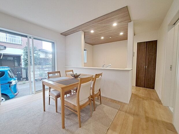 実際に室内をご見学頂くと生活のイメージが広がると思います。家具を置いたイメージや窓からの景色など。周辺で販売に出している物件も一緒にまとめてご見学頂き、比較する事もできます。