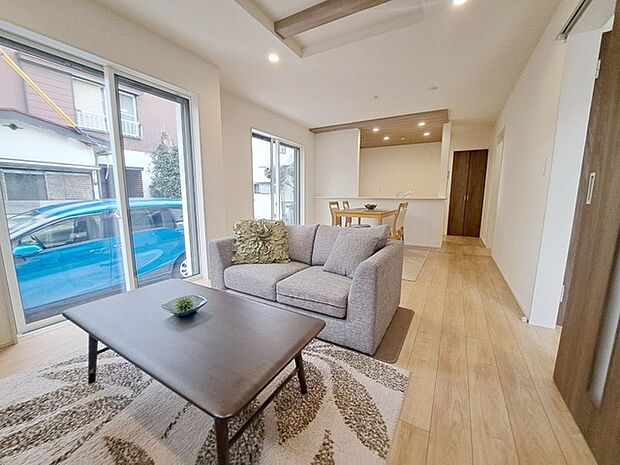 ゆとりのあるサイズのリビングダイニング。 お食事スペースと、お寛ぎ空間を分けてご利用可能。 少し大きめのソファーを置いて、 一家団欒なお時間をご共有ください。