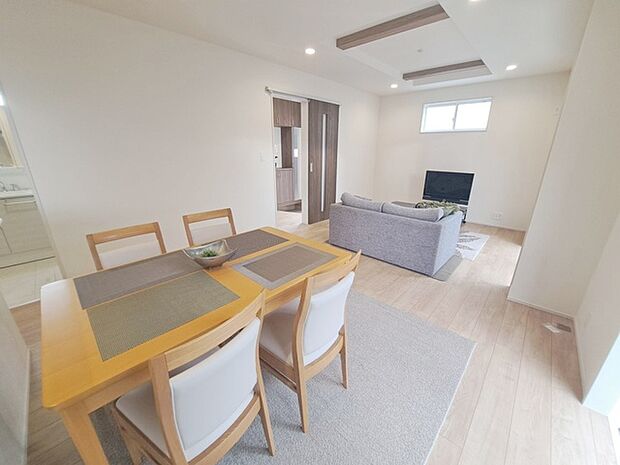 家族が食事するダイニングスペースをキッチンから見渡せる設計に。お料理をしながら家族とのコミュニケーションが増えそうな予感。