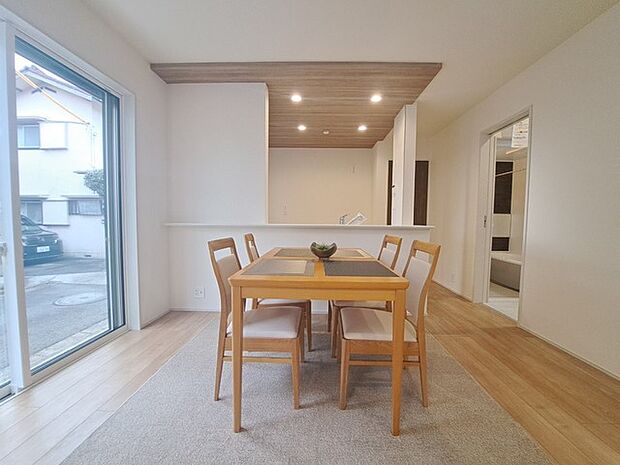 家族が食事するダイニングスペースをキッチンから見渡せる設計に。お料理をしながら家族とのコミュニケーションが増えそうな予感。