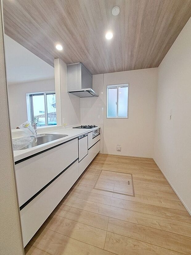 キッチンコンロスペースの近くには、空気の入れ替えが可能な開口部を設置!! お料理をする際には、換気扇を回しながら匂いが籠らない様に開放してお料理もお楽しみ頂けます。