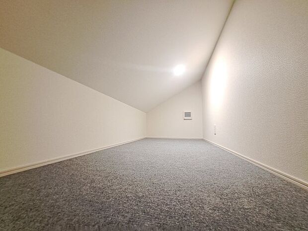 大きな屋根裏部屋はなんだかワクワクしてしまうスペース。季節物の収納など色々な用途に利用できそうな予感。