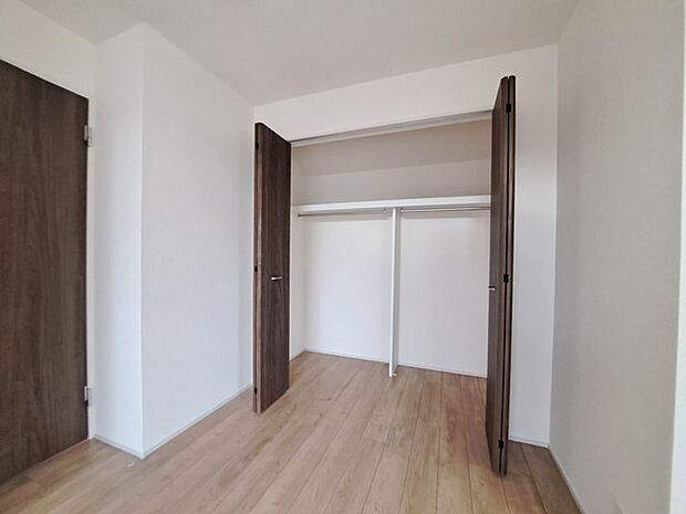 豊富な収納スペースもこの物件の特長の一つ。各所に収納が完備されており、生活をスッキリと整えることができます。