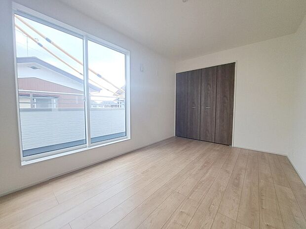 洋室はモダンなデザインと機能性を備え、快適な生活空間に。明るい窓から差し込む自然光が広々とした空間をさらに明るく開放的に感じさせます。