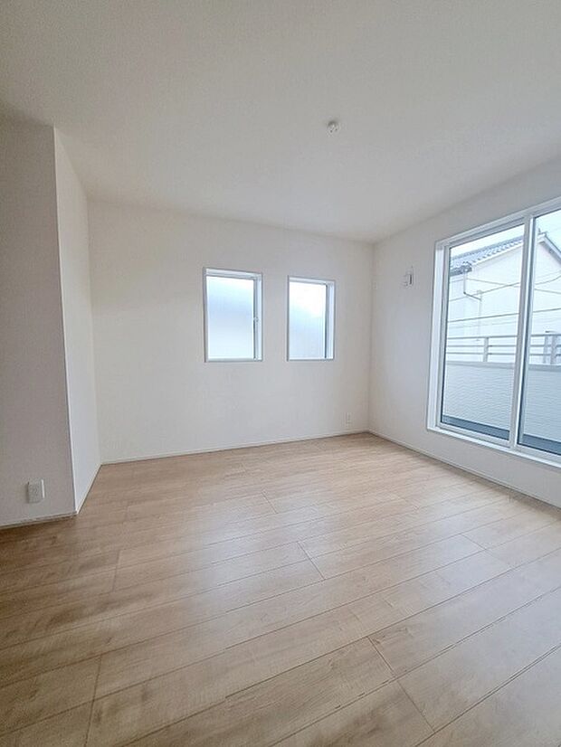 スタイリッシュなデザインと快適な居住性を兼ね備えた洋室。広々とした空間は、自分らしいインテリアを楽しむことができるほか、リラックスした時間を過ごすことができそうです。