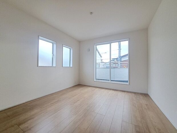 スマートなデザインと賢い収納が生活を快適にします。広々とした雰囲気を演出する工夫が施され、生活空間の魅力を引き出します。