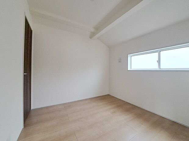 勾配天井の2階のお部屋。この勾配の角度がお洒落な雰囲気を感じさせてくれます。