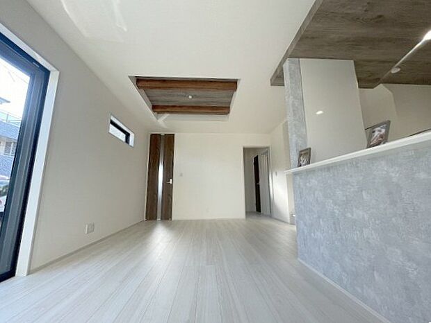 家族が食事するダイニングスペースをキッチンから見渡せる設計に。お料理をしながら家族とのコミュニケーションが増えそうな予感。