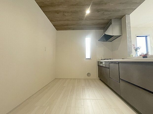 キッチンコンロスペースの近くには、空気の入れ替えが可能な開口部を設置!! お料理をする際には、換気扇を回しながら匂いが籠らない様に開放してお料理もお楽しみ頂けます。