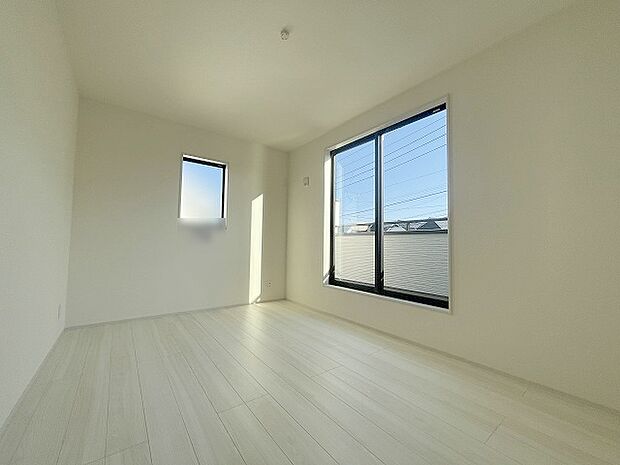 洋室はモダンなデザインと機能性を備え、快適な生活空間に。明るい窓から差し込む自然光が広々とした空間をさらに明るく開放的に感じさせます。