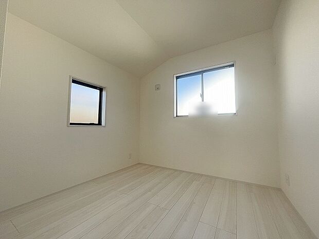 実際に室内をご見学頂くと生活のイメージが広がると思います。家具を置いたイメージや窓からの景色など。周辺で販売に出している物件も一緒にまとめてご見学頂き、比較する事もできます。