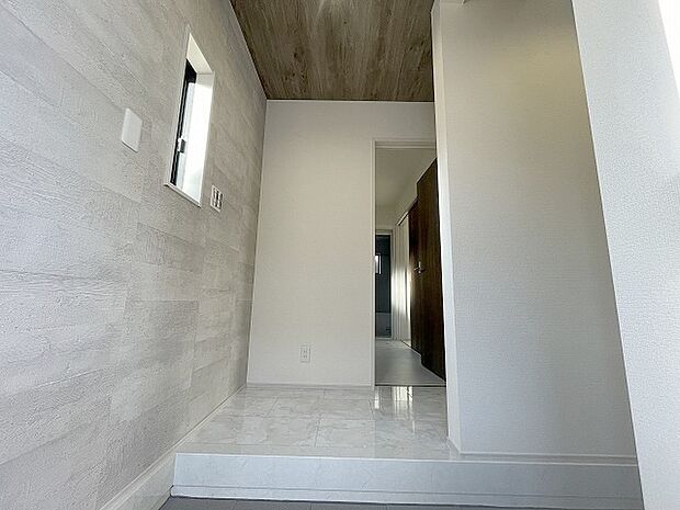 玄関は家の第一印象を左右する重要な場所。ほどよい広さとスタイリッシュな色遣いが印象的です。