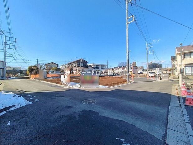 安心して暮らすことのできる住宅街。　住宅地の道路は一般に交通量が少なく車などの騒音が少ないため、住民にとって静かな生活環境が提供されます。 