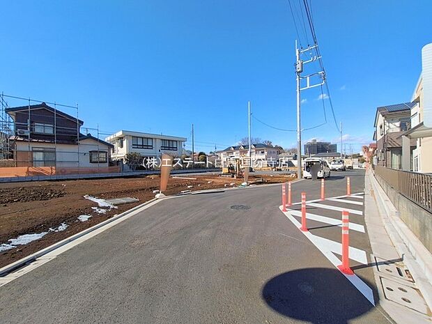 安心して暮らすことのできる住宅街。　住宅地の道路は一般に交通量が少なく車などの騒音が少ないため、住民にとって静かな生活環境が提供されます。 