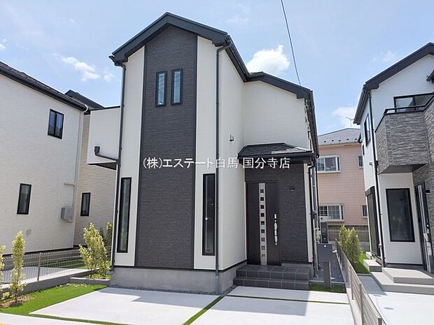 周辺の街並みの中で適度な主張、生活に溶け込むシンプルなデザインの外観が魅力の一戸建です。