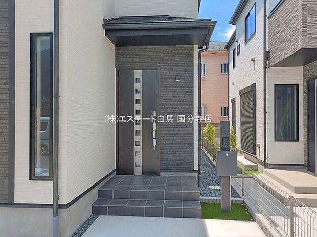 実際に室内をご見学頂くと生活のイメージが広がると思います。家具を置いたイメージや窓からの景色など。