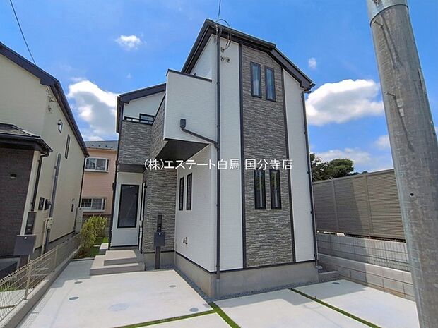 周辺の街並みの中で適度な主張、生活に溶け込むシンプルなデザインの外観が魅力の一戸建です。
