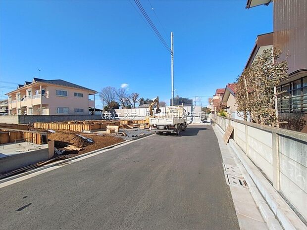 安心して暮らすことのできる住宅街。　住宅地の道路は一般に交通量が少なく車などの騒音が少ないため、住民にとって静かな生活環境が提供されます。 