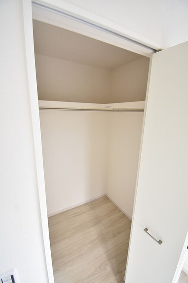 沢山のお洋服などを収納できそうなウォークインクローゼット。