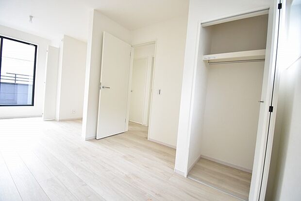 各お部屋に収納が設置されています。