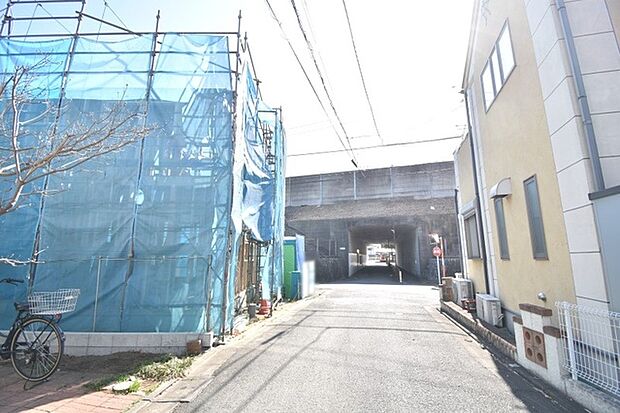 現在建物を建築中です、建築中の物件については現地確認の他、同施工会社の完成施工例のご案内、担当者のプレゼンテーションにてご検討ください。適切なご検討の方法をご説明させて頂きます。